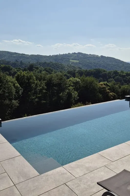Infinity pool facing the wooded hills of the valley