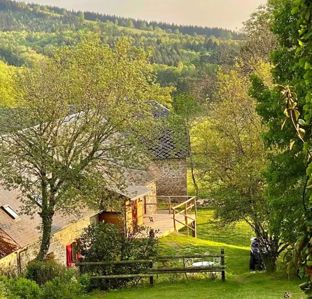 La ferme nichée dans son environnement