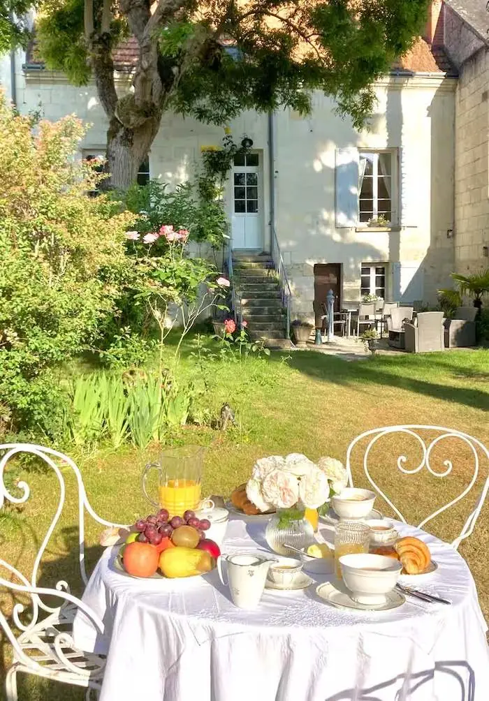 Petit-déjeuner dans le jardin