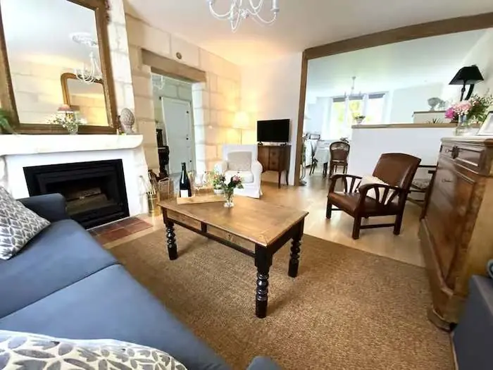 Le salon, avec cheminée d'origine