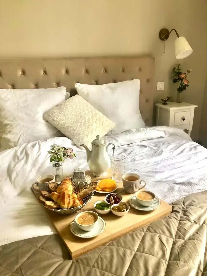 Petit-déjeuner au lit dans une des chambres