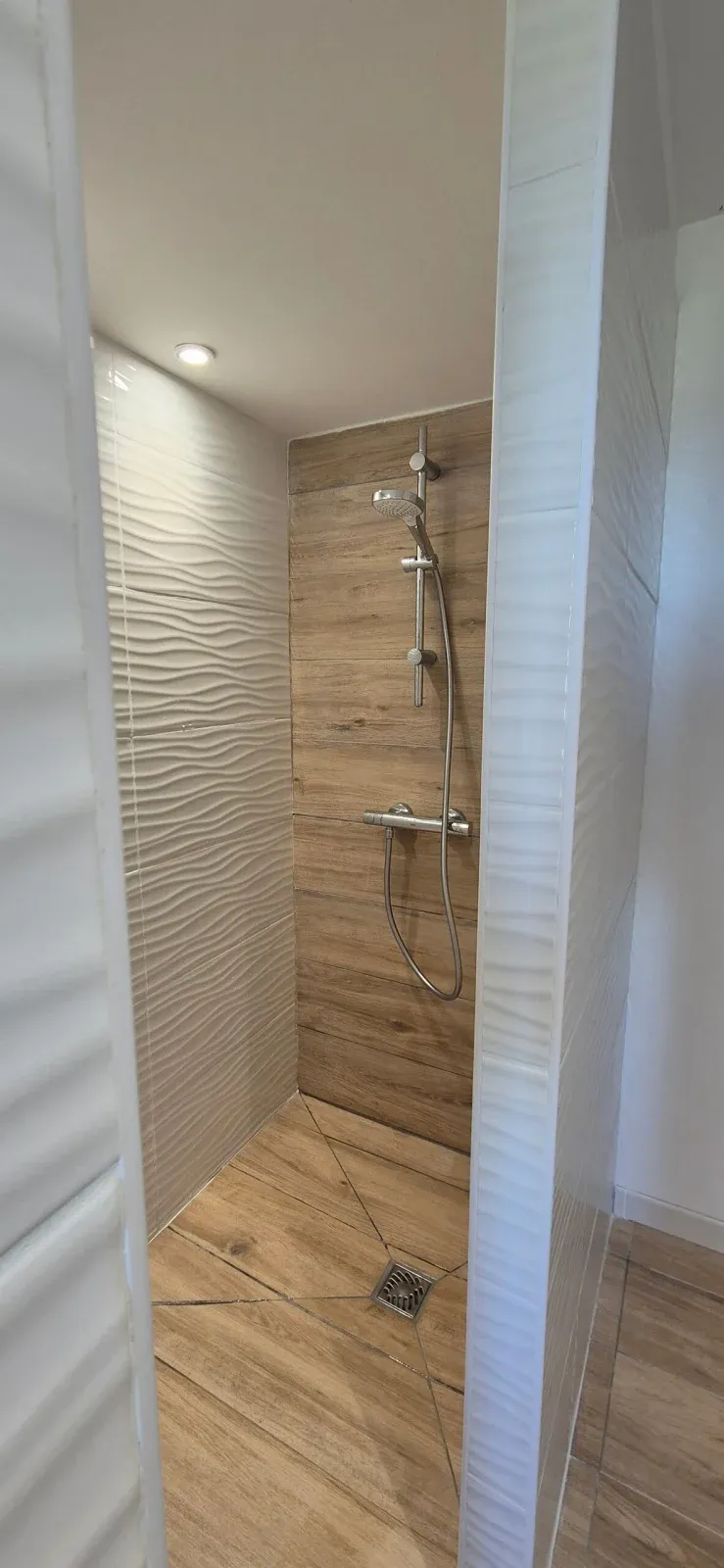 Douche à l'italienne carrelée effet bois