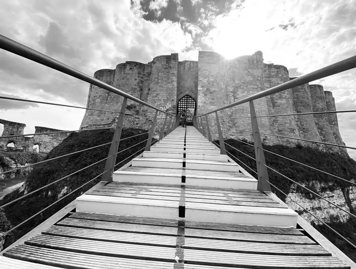 Passerelle menant au donjon de Château-Gaillard, aux Andelys, en noir et blanc