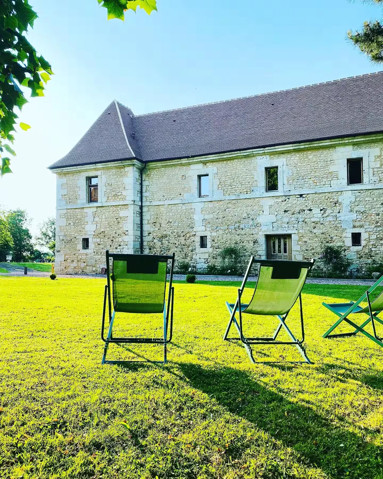 Chiliennes sur la pelouse du parc, devant la façade du logis de La Motte Féodale