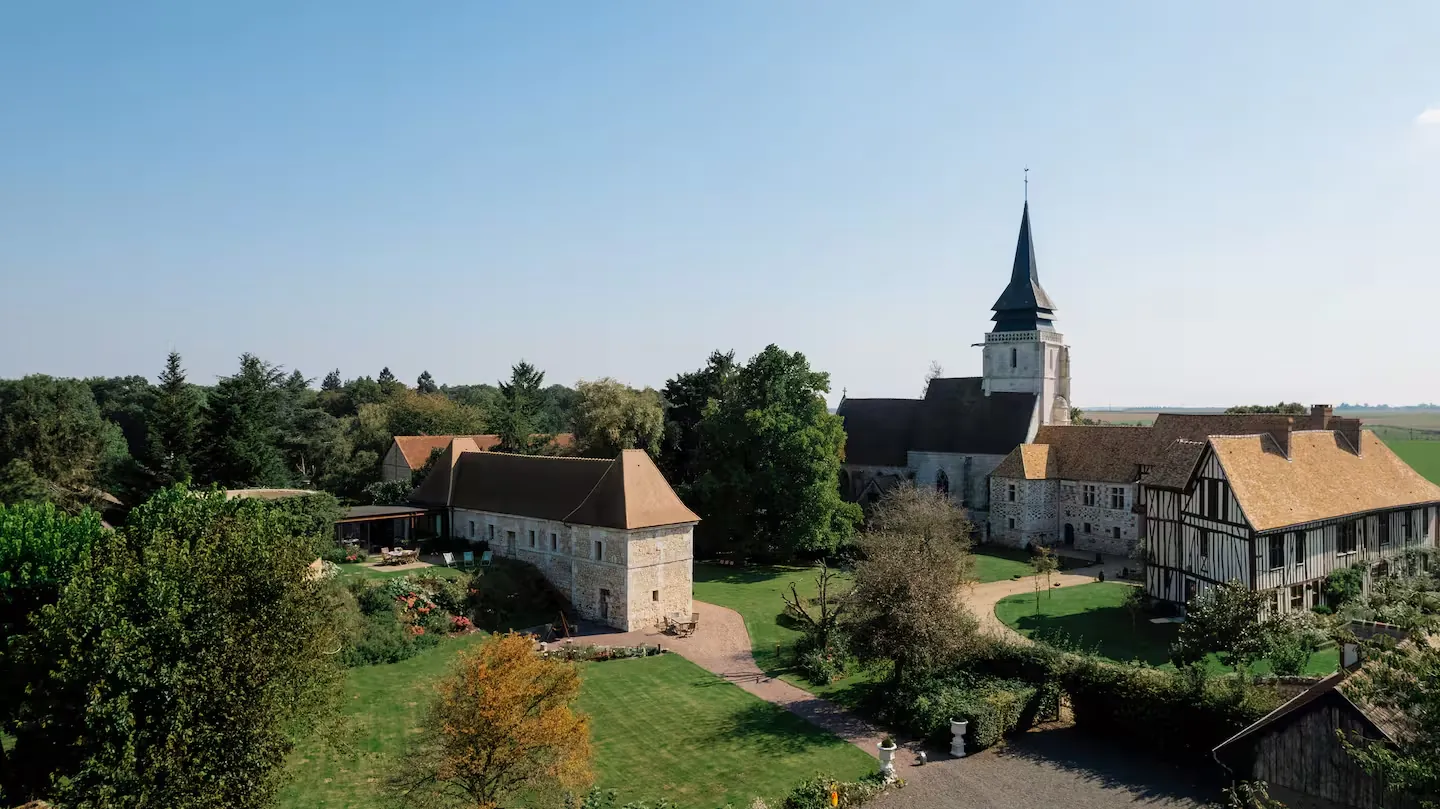 Vue aérienne du domaine de La Motte Féodale, de son parc et de l'église du Mesnil-Jourdain