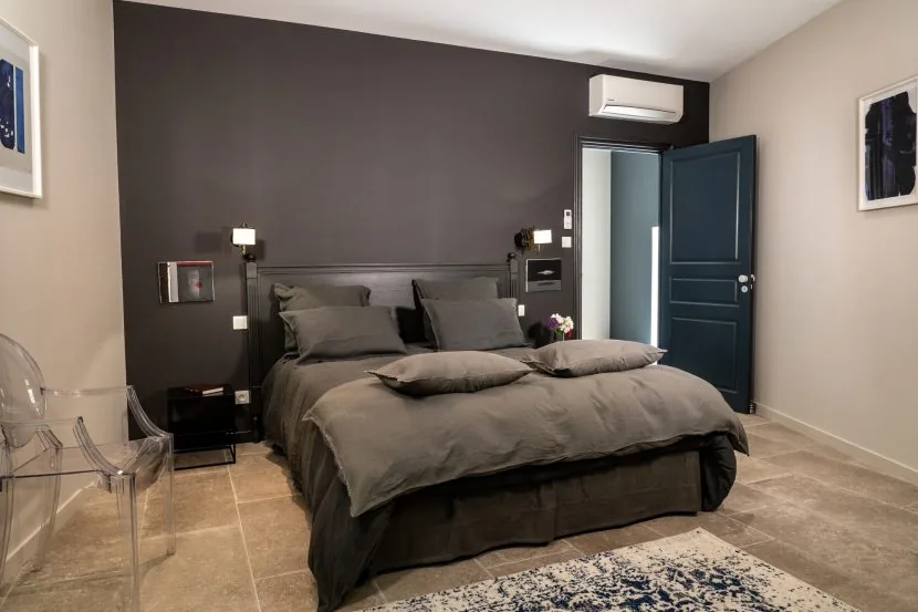 Charcoal-walled bedroom with a double bed and linen bedding, Le Clos d'Abrigeon