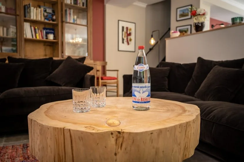 Lounge with sofas and a cedar-trunk coffee table, Le Clos d'Abrigeon