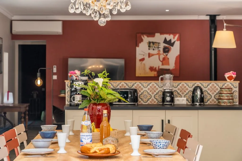 Large set table in front of the equipped kitchen of Le Clos d'Abrigeon
