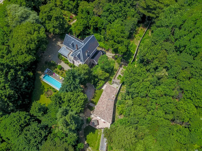 Aerial view of Le Clos d'Abrigeon estate, with the pool and the holiday home in a one-hectare park