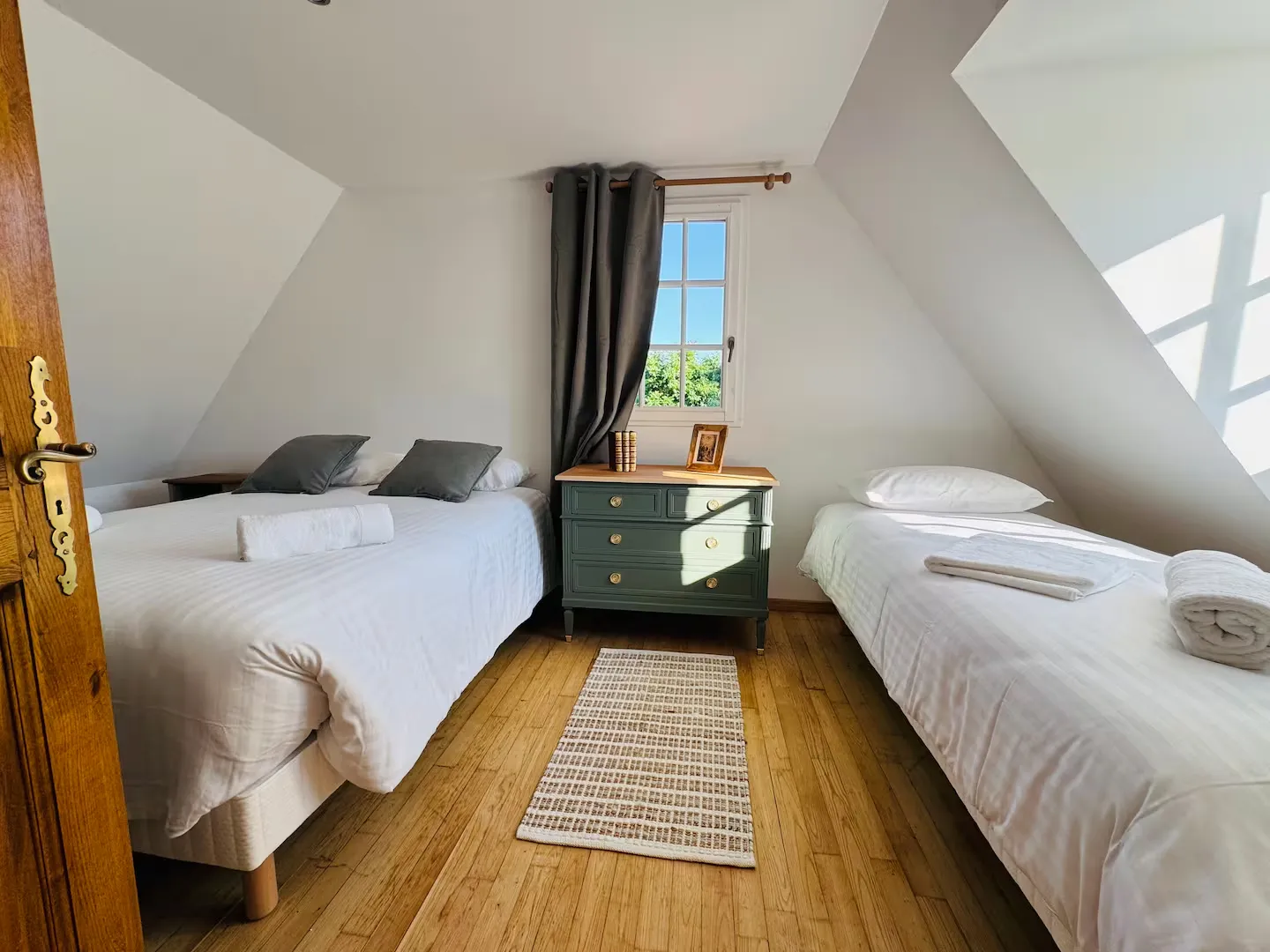 Chambre mansardée avec deux lits simples et commode, Le Clos du Veneur
