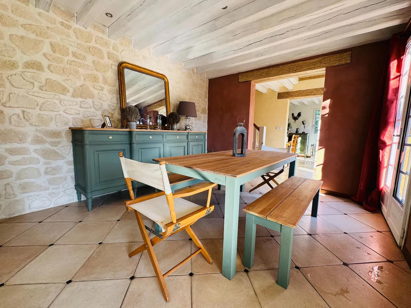 Salle à manger avec mur en pierre, longue table en bois, bancs et buffet, Le Clos du Veneur
