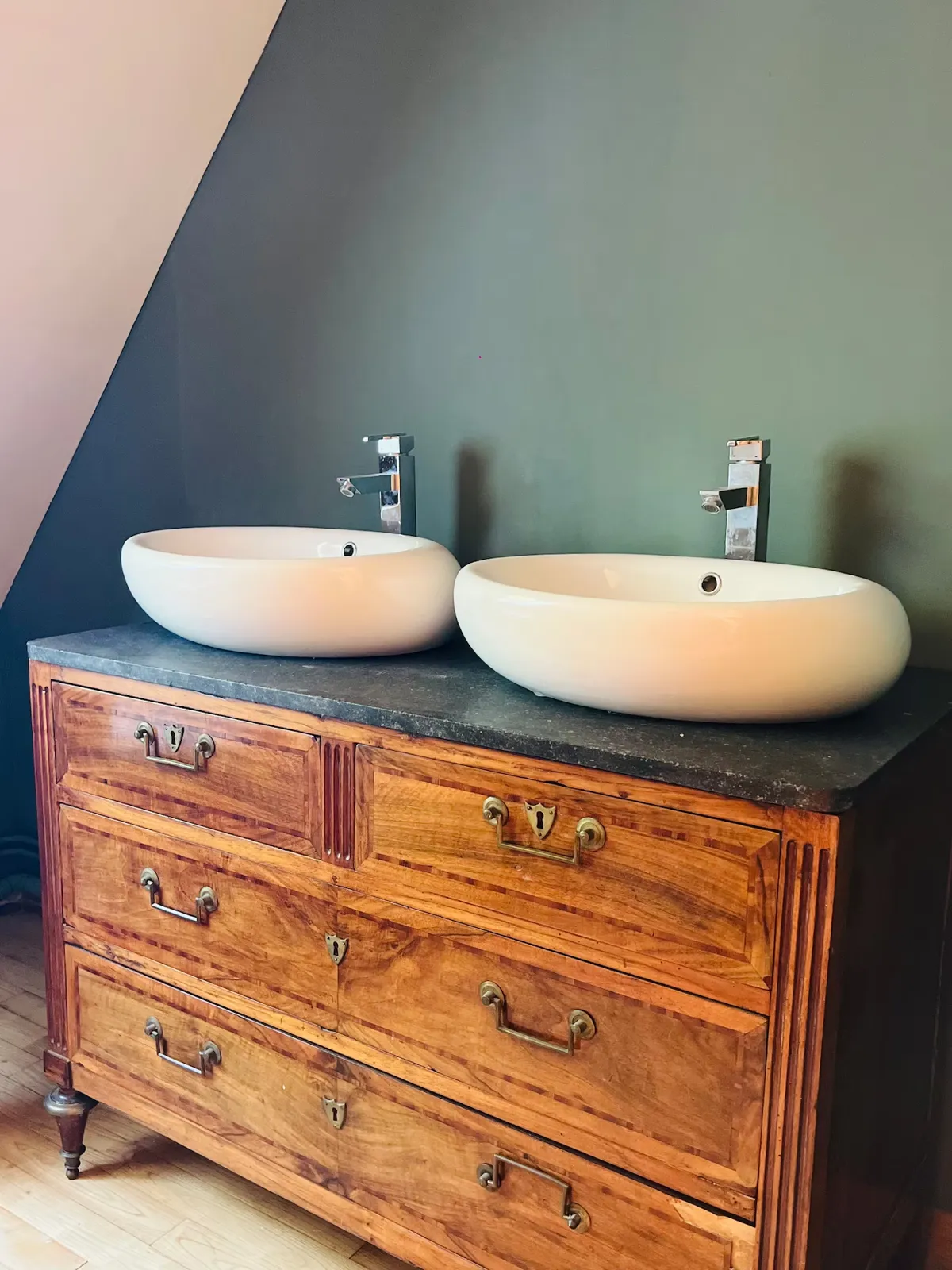 Double vasque posée sur une commode ancienne en bois, salle de bains du Clos du Veneur