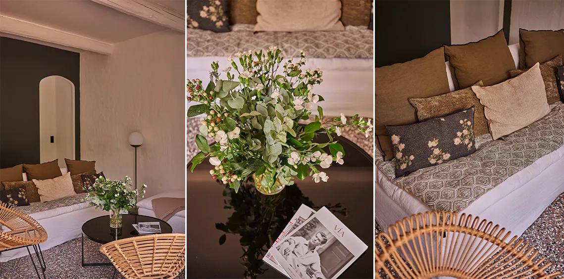 Détails de décoration du salon du Pin : canapé, bouquet de fleurs et fauteuil en rotin
