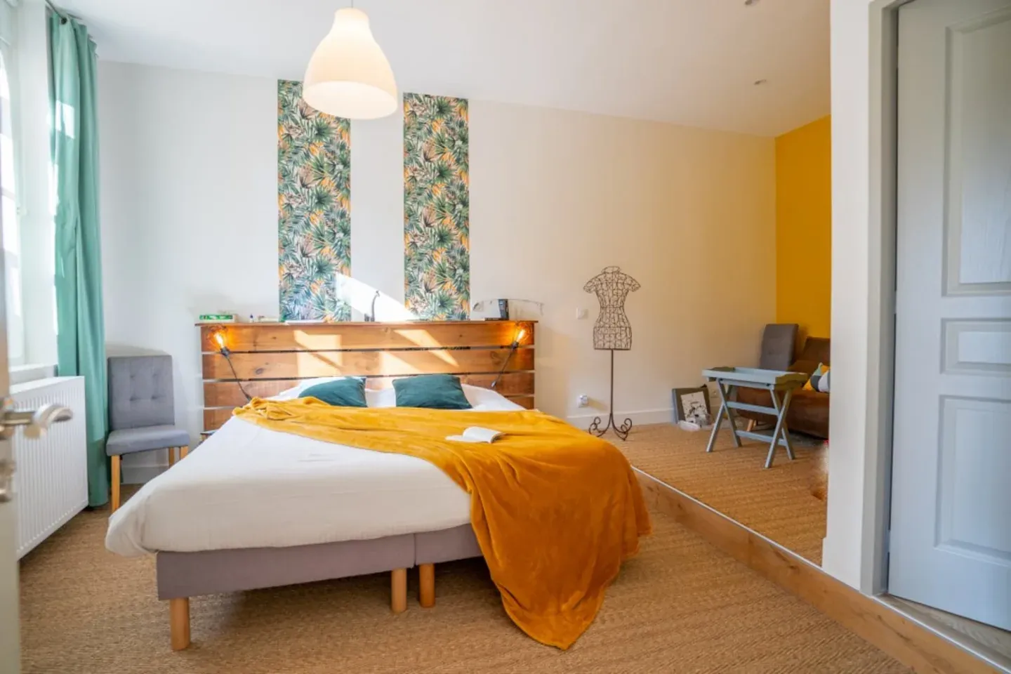 Bright bedroom with double bed and sitting area, Logis Escale in Cunault