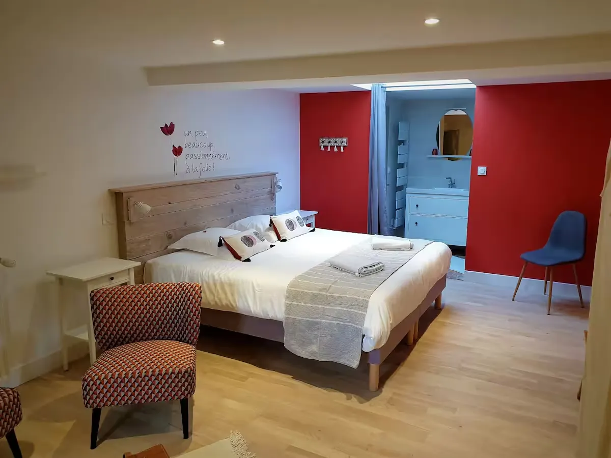 Double bedroom with red wall and en-suite shower room, Logis Escale in Cunault