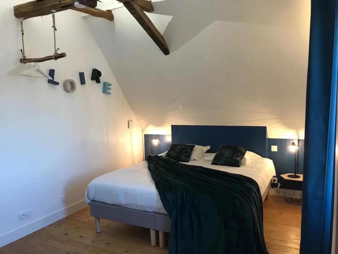 “Loire” attic bedroom with king-size bed, Logis Escale near Saumur