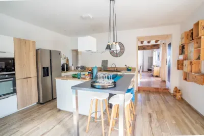 Fully equipped kitchen with central island and breakfast bar, Logis Escale
