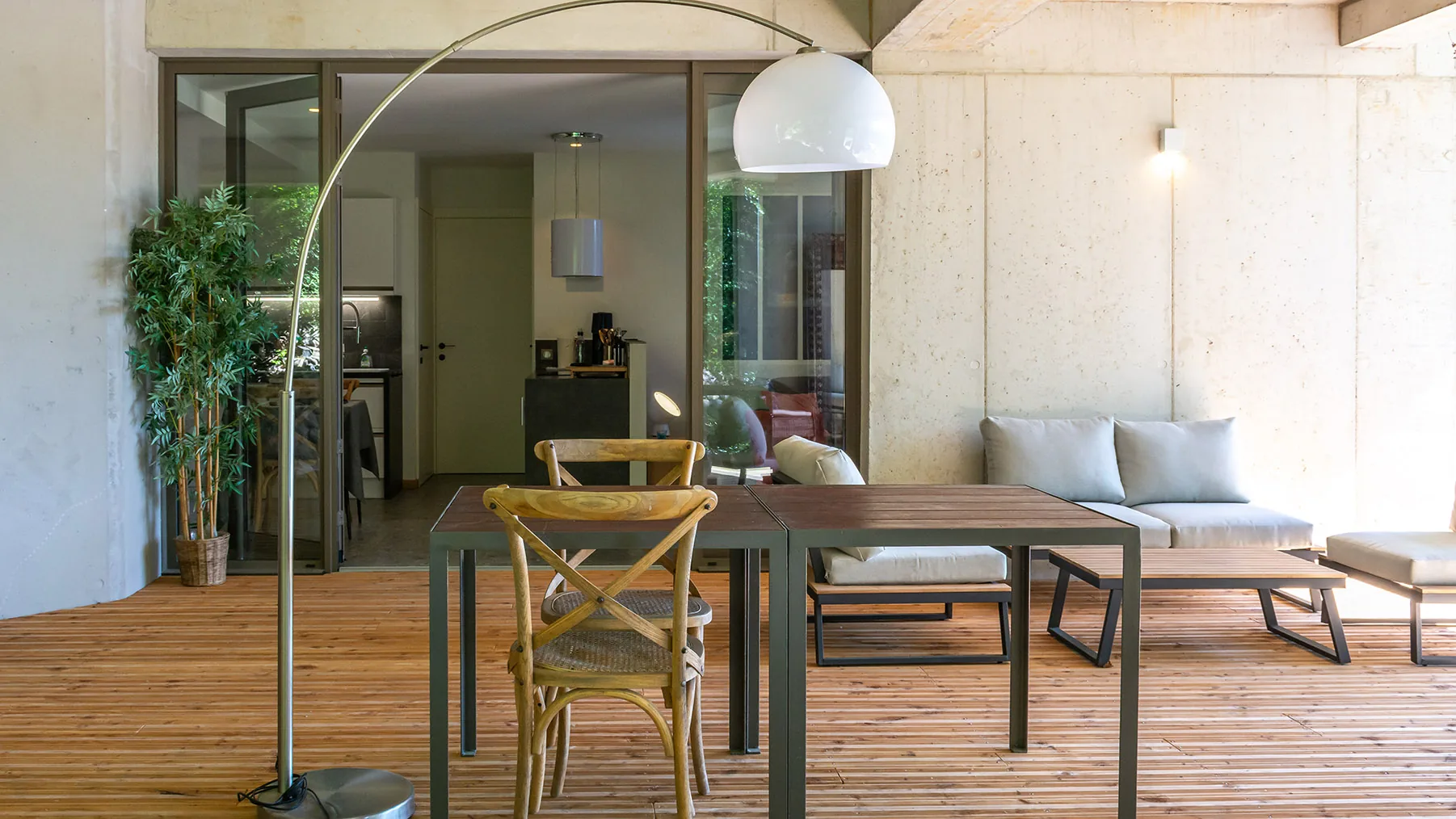 Outdoor lounge and dining table on the 50 m² covered terrace, Maison Chassel