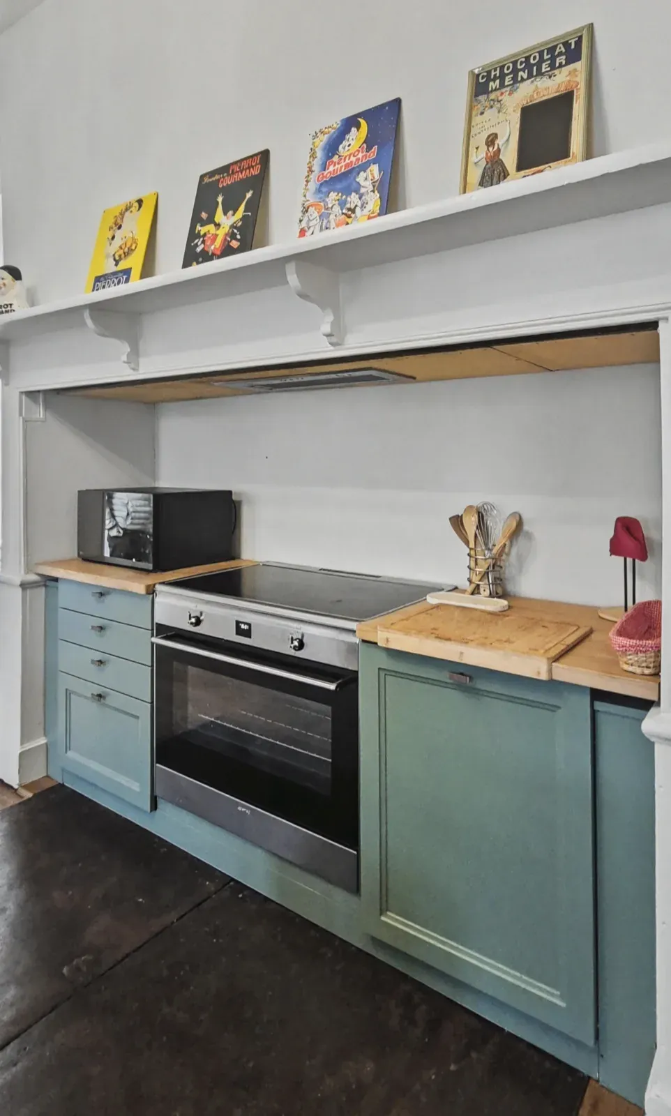 Coin cuisson avec four, plaque et étagère de pochettes de vinyles