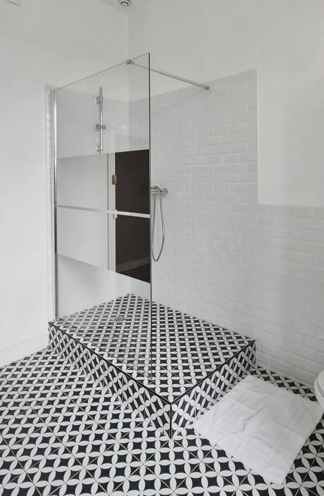 Douche à l'italienne avec paroi vitrée et carreaux de ciment