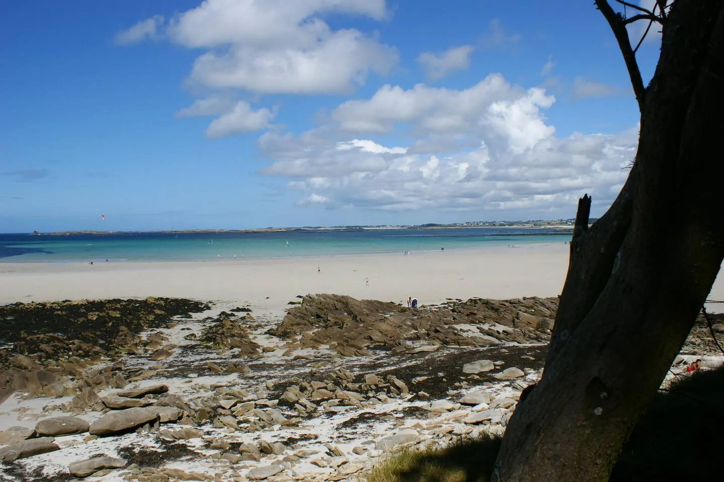 Plage de sable blanc et eau turquoise sur la côte du Finistère nord, près de Portsall