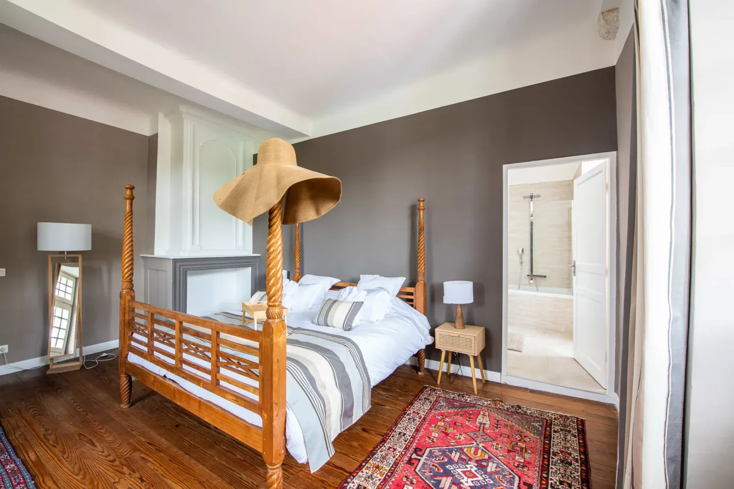 Chambre au lit colonial et salle de bains privée, Maison Luroa à Cambo-les-Bains