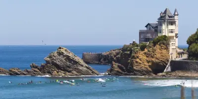Villa Belza et surfeurs sur la côte de Biarritz, à une vingtaine de kilomètres de la Maison Luroa