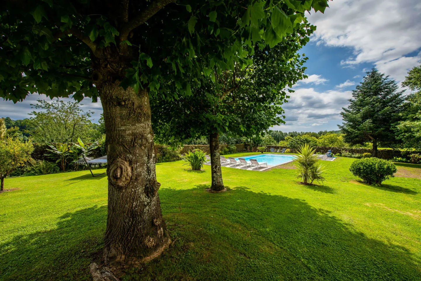 Jardin arboré et piscine de la Maison Luroa, au cœur du Bas-Cambo