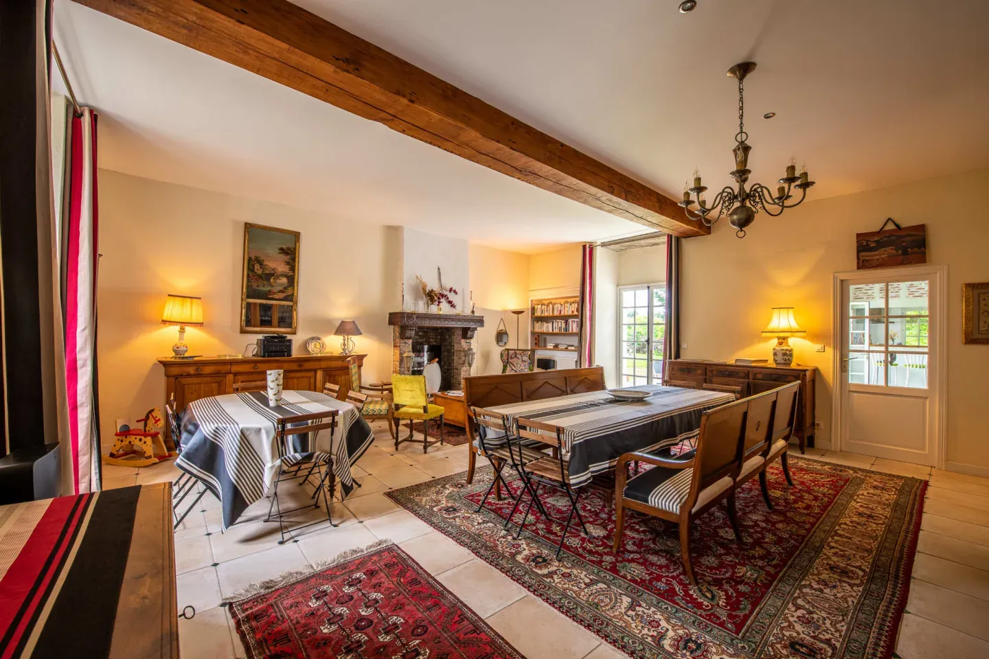 Salle à manger avec grandes tables, linge basque et cheminée, Maison Luroa