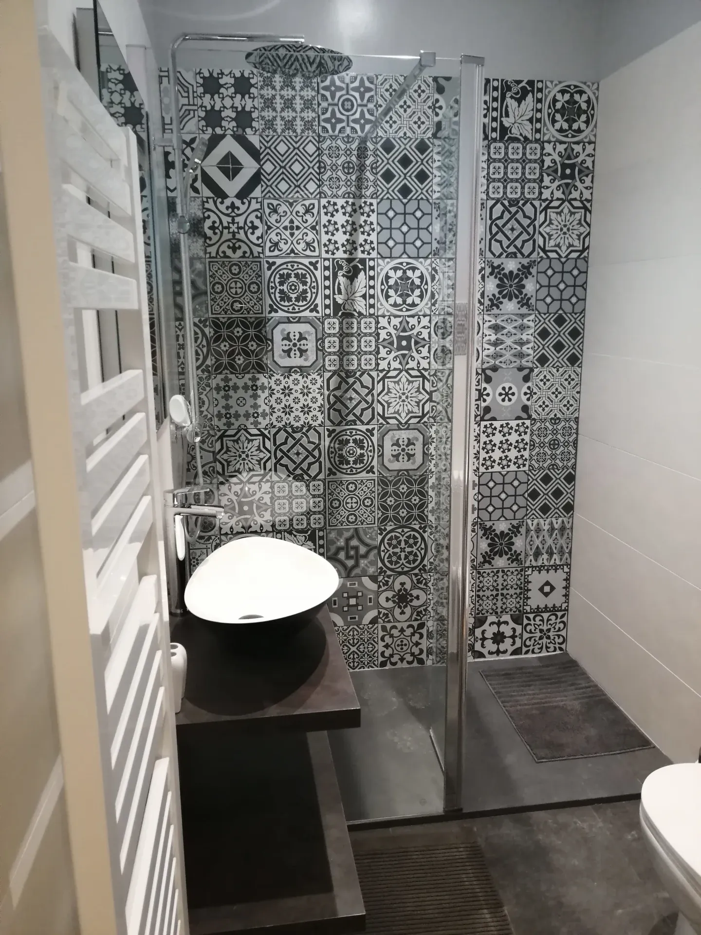 Salle de douche aux carreaux de ciment noir et blanc, Maison Luroa